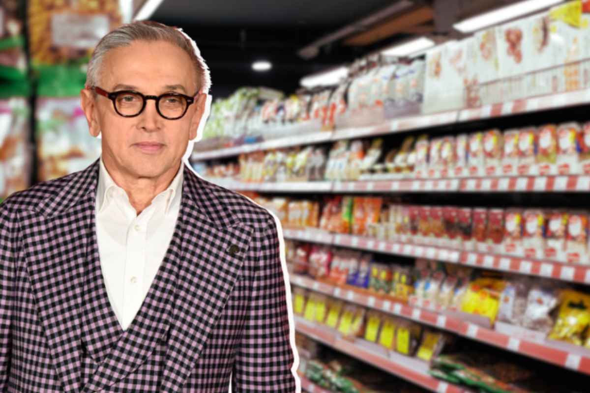 Bruno Barbieri e nello sfondo un supermercato