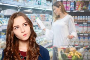collage con donna al supermercato e ragazza dubbiosa