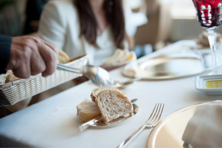 Cameriere che serve il pane al ristorante