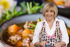Anna Moroni e nello sfondo brodo di verdure