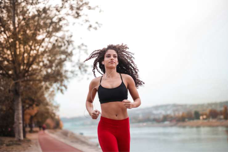 ragazza che corre al parco