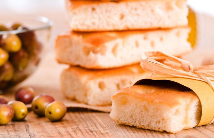 focaccine su tagliere di legno con olive