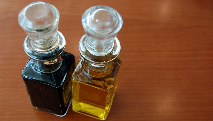 Bottigliette di aceto e olio sul tavolo