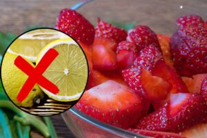 Ciotola di fragole a pezzi e limoni