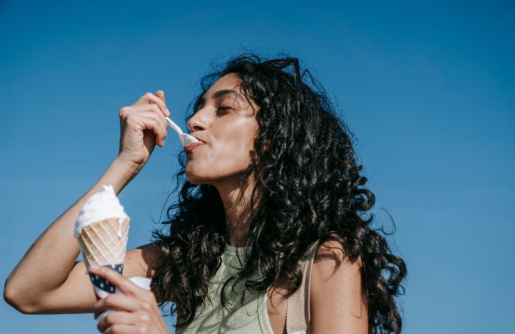 donna che mangia gelato