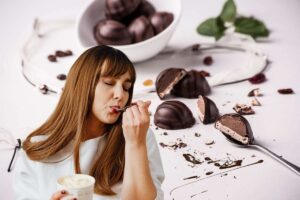 donna che gusta gelato e piccoli bon bon al cioccolato