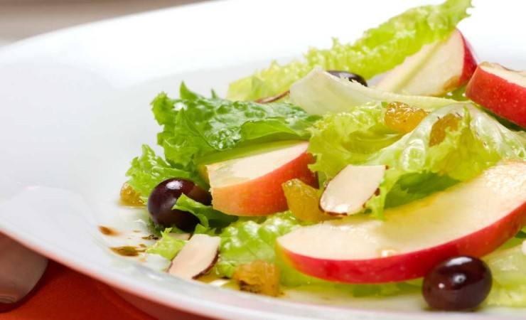 insalata con mele nel piatto