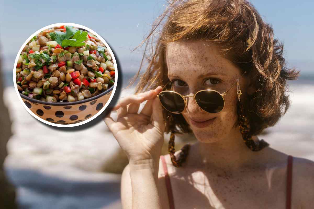 Ragazza a mare con gli occhiali da sole e un'insalata di lenticchie