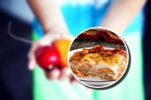 mani che tengono verdure e lasagna in icona