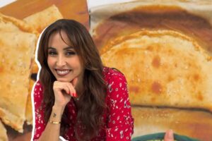 Benedetta Parodi e nello sfondo mezzaluna ripiena