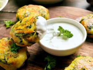 frittelle di zucchine con salsa yogurt