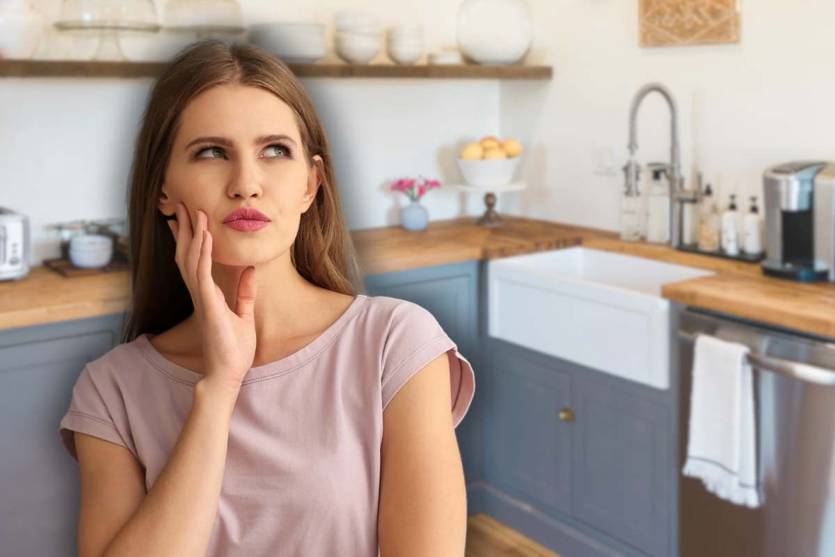 donna in cucina pensierosa