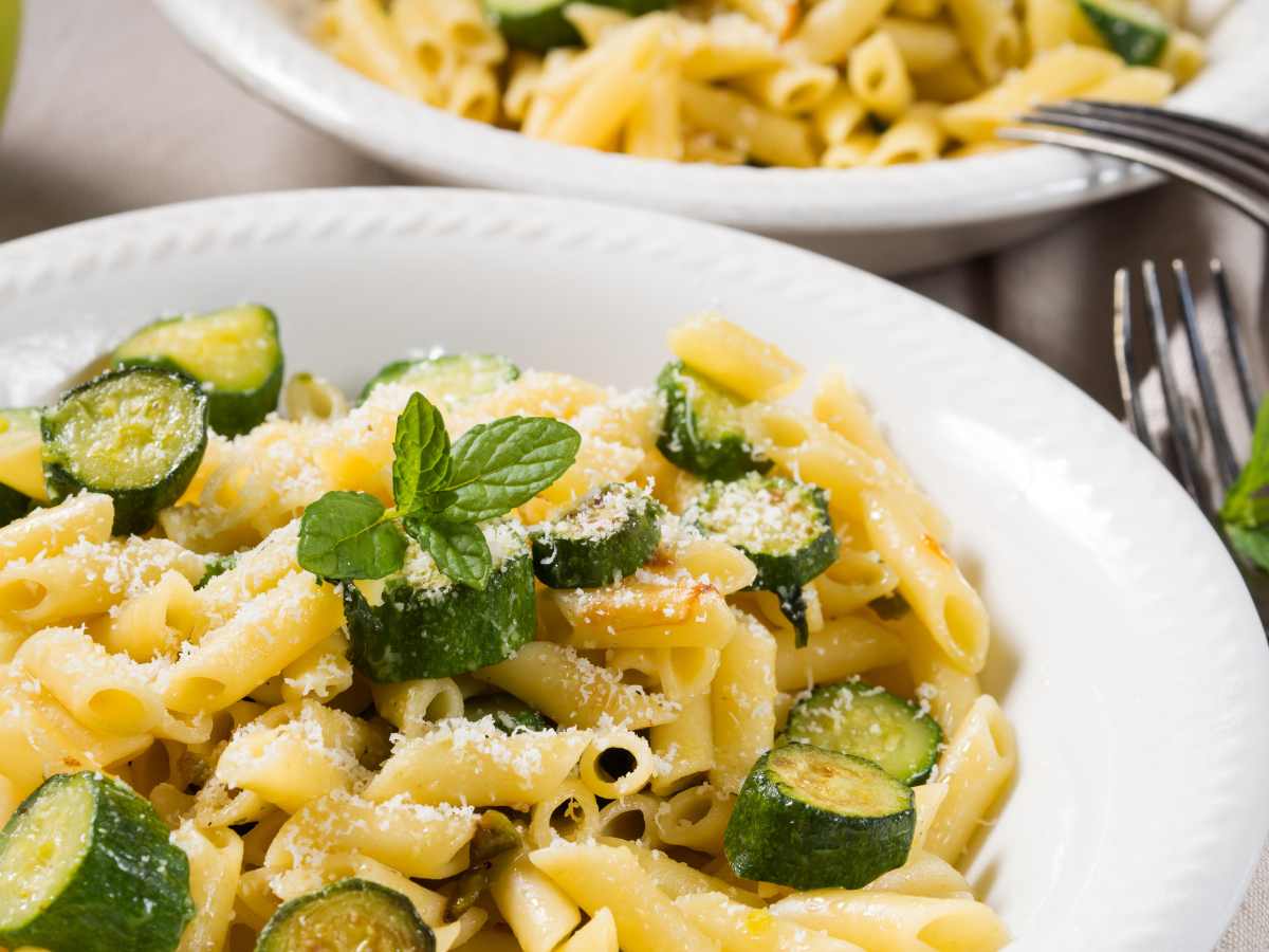 pasta e zucchine nel piatto