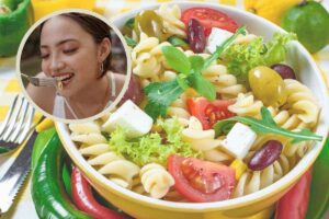 piatto di pasta fredda e ragazza che mangia
