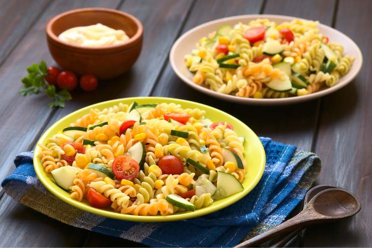 due piatti di pasta fredda