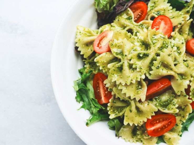 farfalle con pesto, pomodorini e rcucola