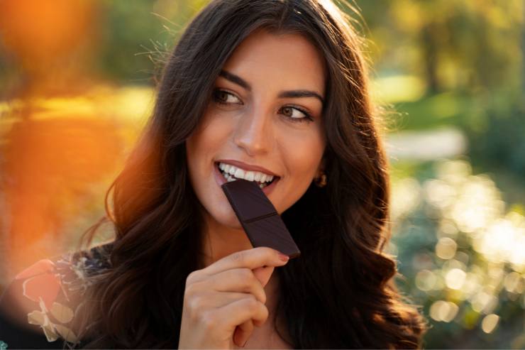 ragazza mangia cioccolata