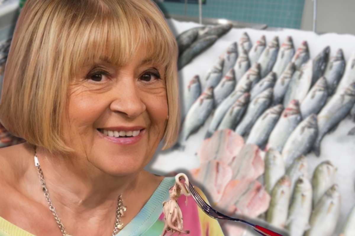 anna moroni in primo piano e pesci nella pescheria