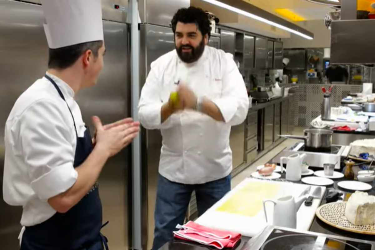 Antonino Cannavacciulo prepara i plin cozze e gorgonzola