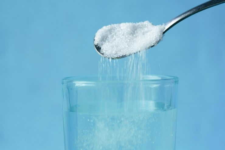 un cucchiaino di sale nell'acqua