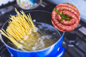 pasta che cuoce e salsiccia