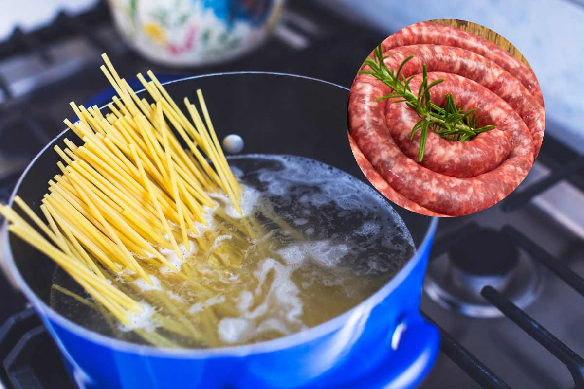 pasta che cuoce e salsiccia