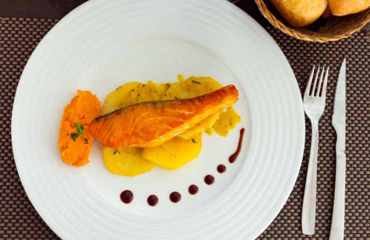 Salmone con patate in piatto