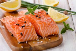 salmone con limone su tagliere