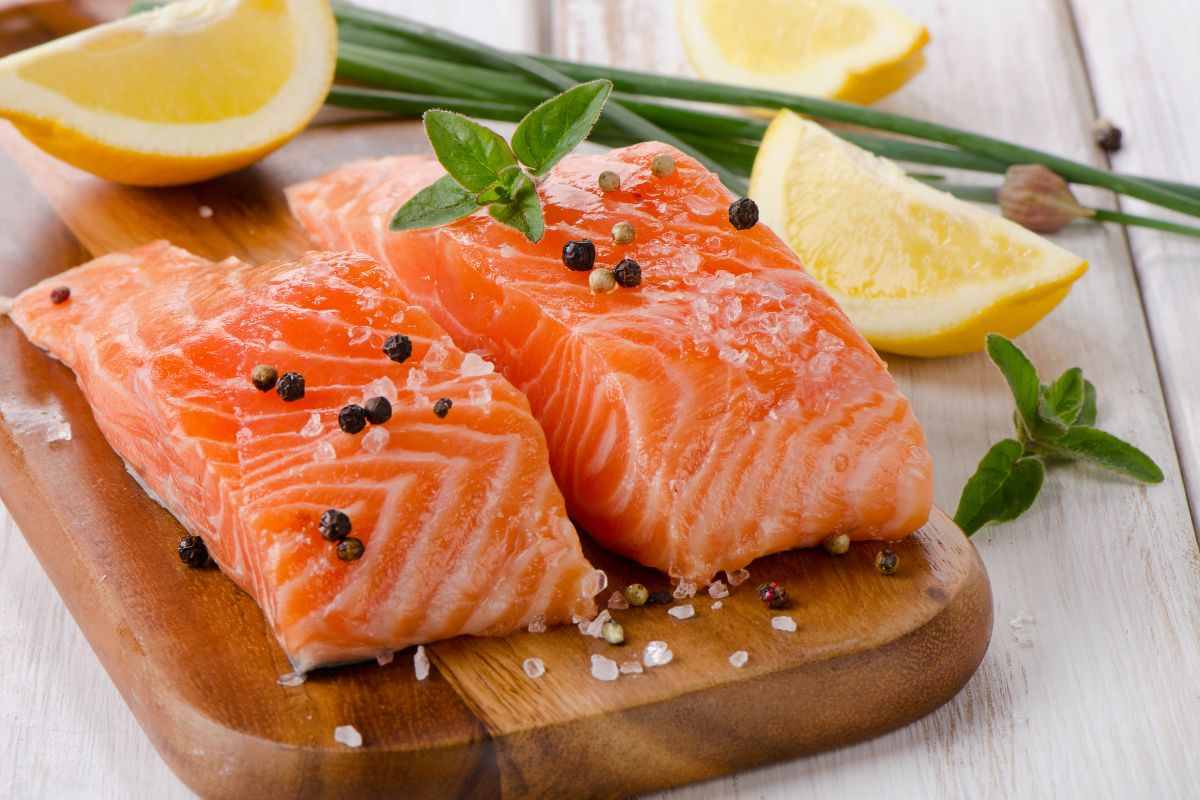 salmone con limone su tagliere
