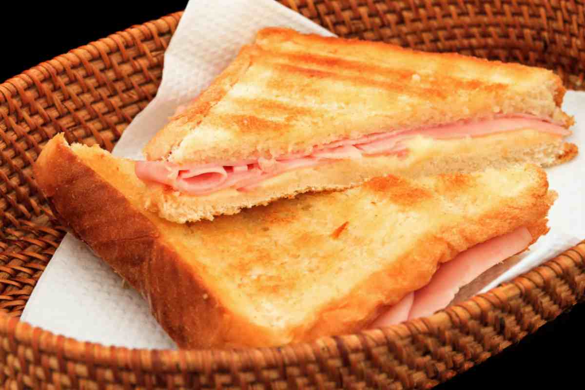 toast con provola e prosciutto