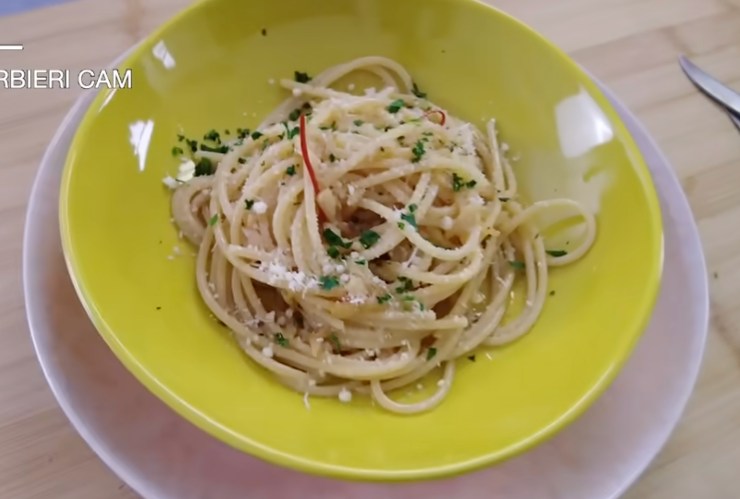 piatto di spaghetti agli olio e peperoncino