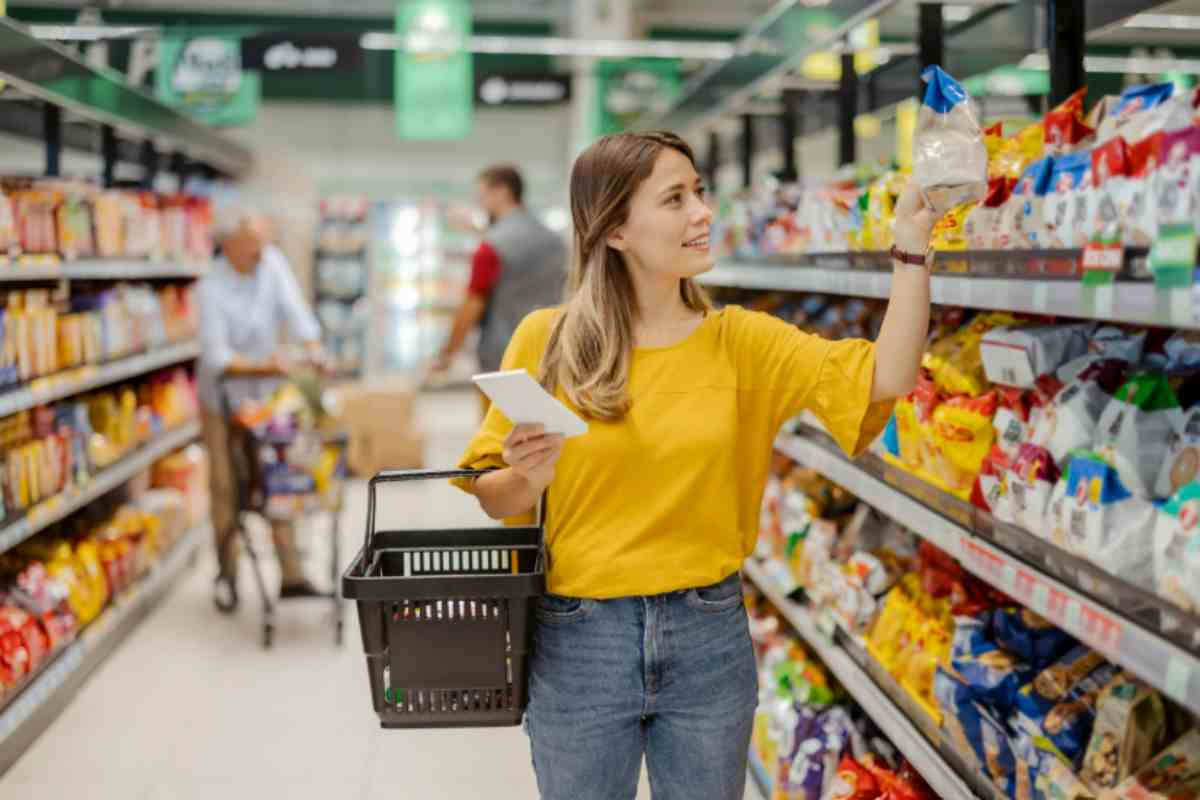 donna al supermercato