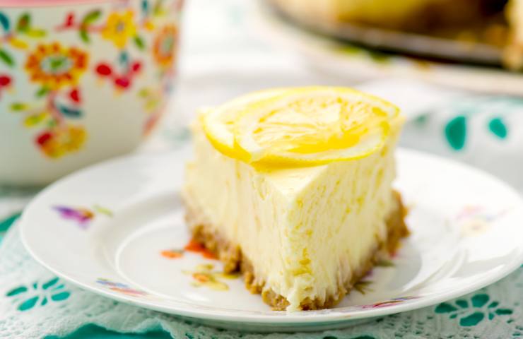 fetta di cheesecake al limone