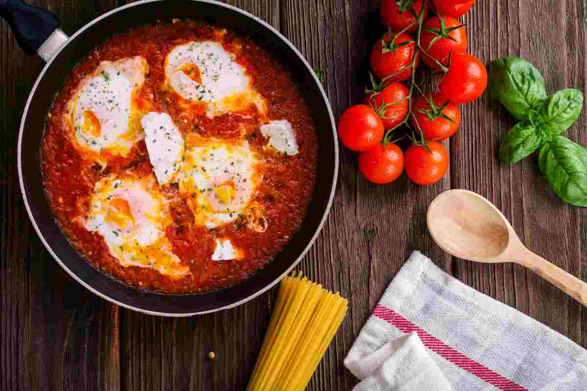 Uova cotte nella salsa