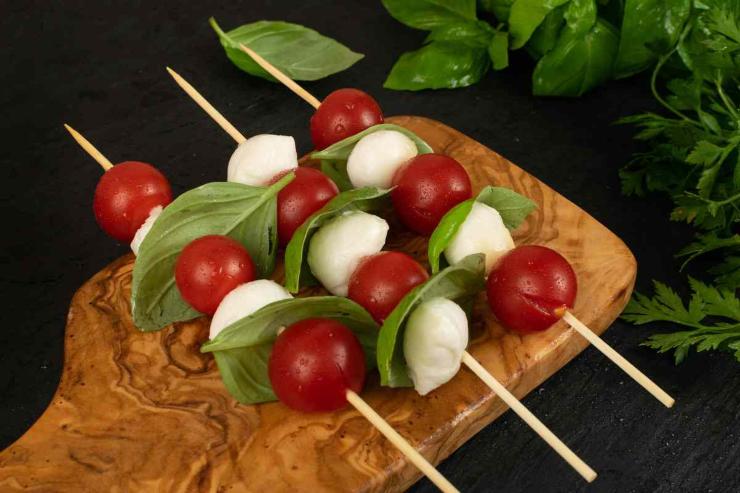 spiedini con pomodoro e mozzarella