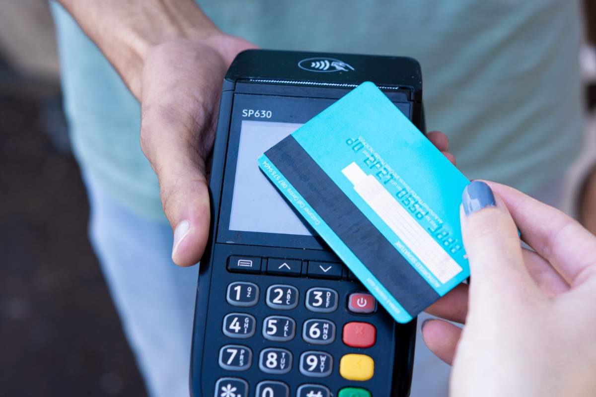 Carta dedicata a te che passa sul pos del supermercato