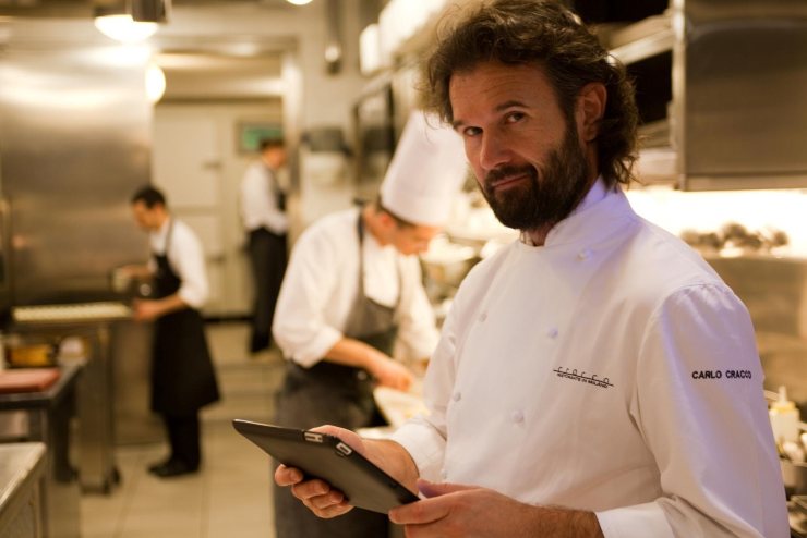 Carlo Cracco in una cucina