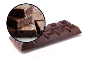 Una tavoletta di cioccolato e, in evidenza, dei quadrotti