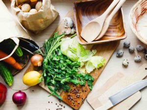 Banco della cucina con frutta e verdura