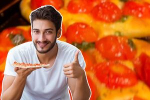 uomo con pizza in mano e pizzetta da sfondo