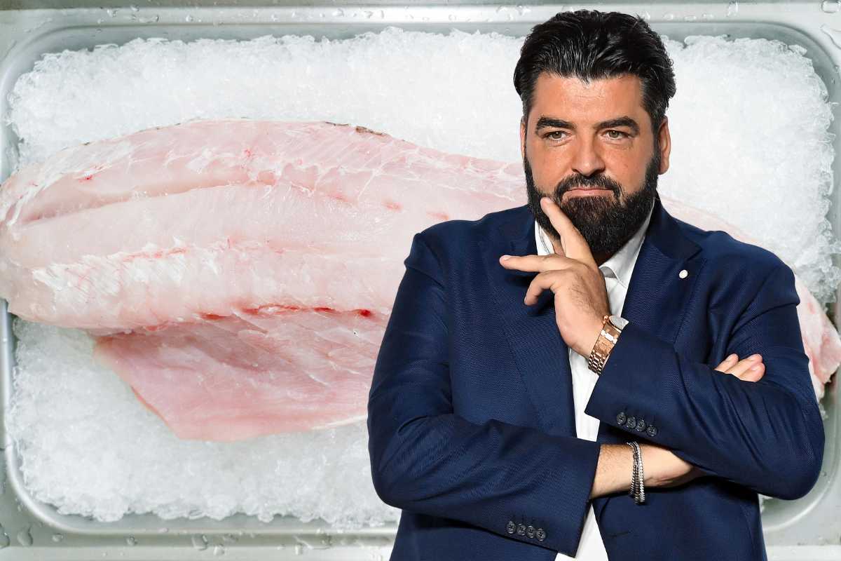 Antonino Cannavacciuolo, sullo sfondo due filetti di triglia
