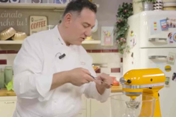 sal de riso mentre prepara la delizia al limone 