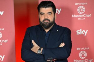Antonino Cannavacciuolo a braccia conserte