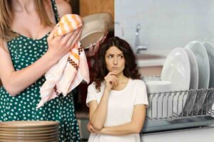 Donna dubbiosa fra immagine di ragazza che asciuga piatto e immagine di scolapiatti pieno di stoviglie