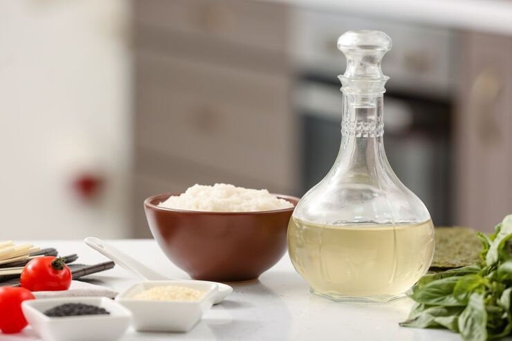 Bottiglia con aceto, polvere in ciotola