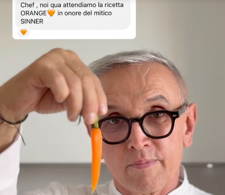 Bruno Barbieri che tiene una carotina in mano
