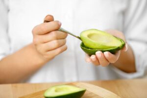 Togliere l'avocado dalla buccia con un cucchiaio