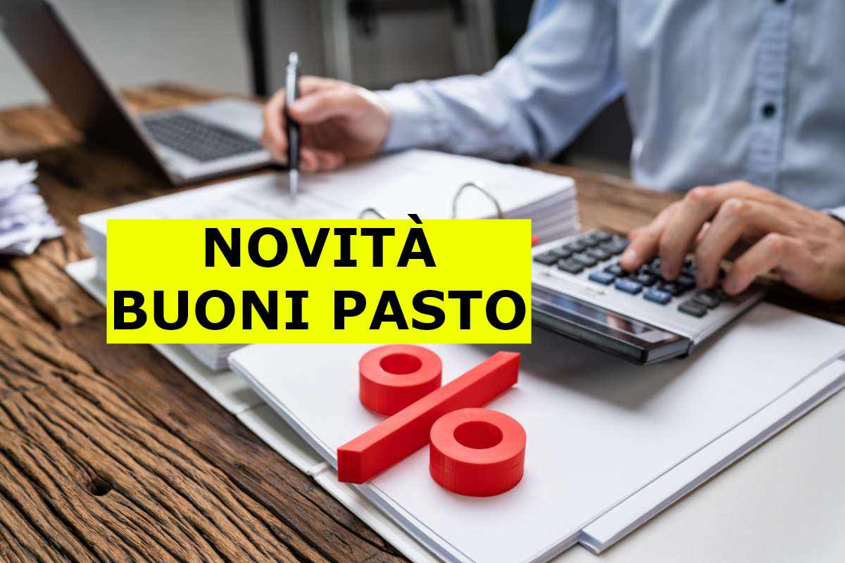 persona lavora in ufficio, simbolo percentuale, novità buoni pasto