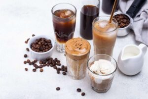 Bicchieri con vari tipi di preparazioni al caffè
