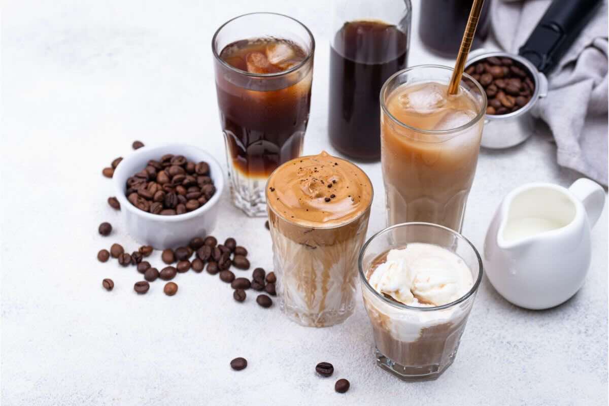 Bicchieri con vari tipi di preparazioni al caffè